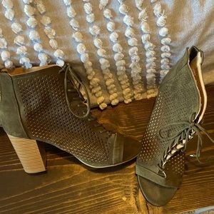 Like new! Comfy and cute, olive green lattice Report booties!